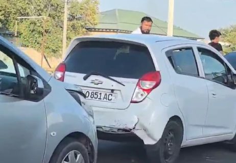 В Сырдарьинской области сразу шесть автомобилей попали в ДТП — видео