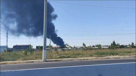 В Ташобласти загорелся лакокрасочный завод — видео