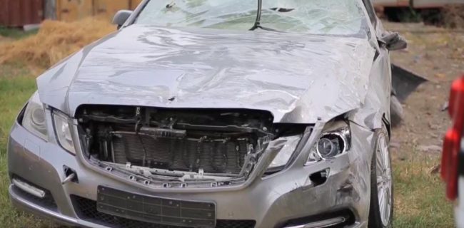 В Ферганской области Mercedes опрокинулся прямо на дороге — видео