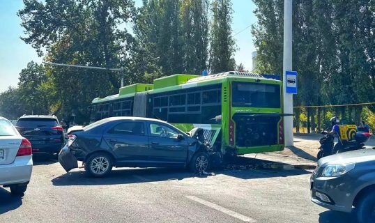 В Ташкенте автомобиль Cobalt устроил ДТП с автобусом-гармошкой — видео