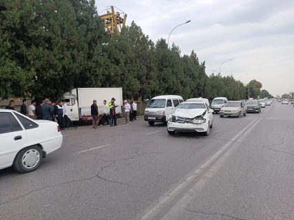 В Ферганской области водитель Lacetti врезался в грузовик