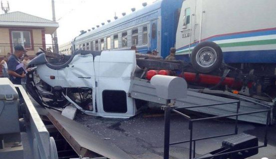 В Термезе грузовик чуть не попал под поезд на железнодорожном переезде