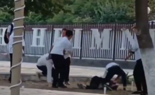 В Джизаке толпа школьников избила сверстника — видео