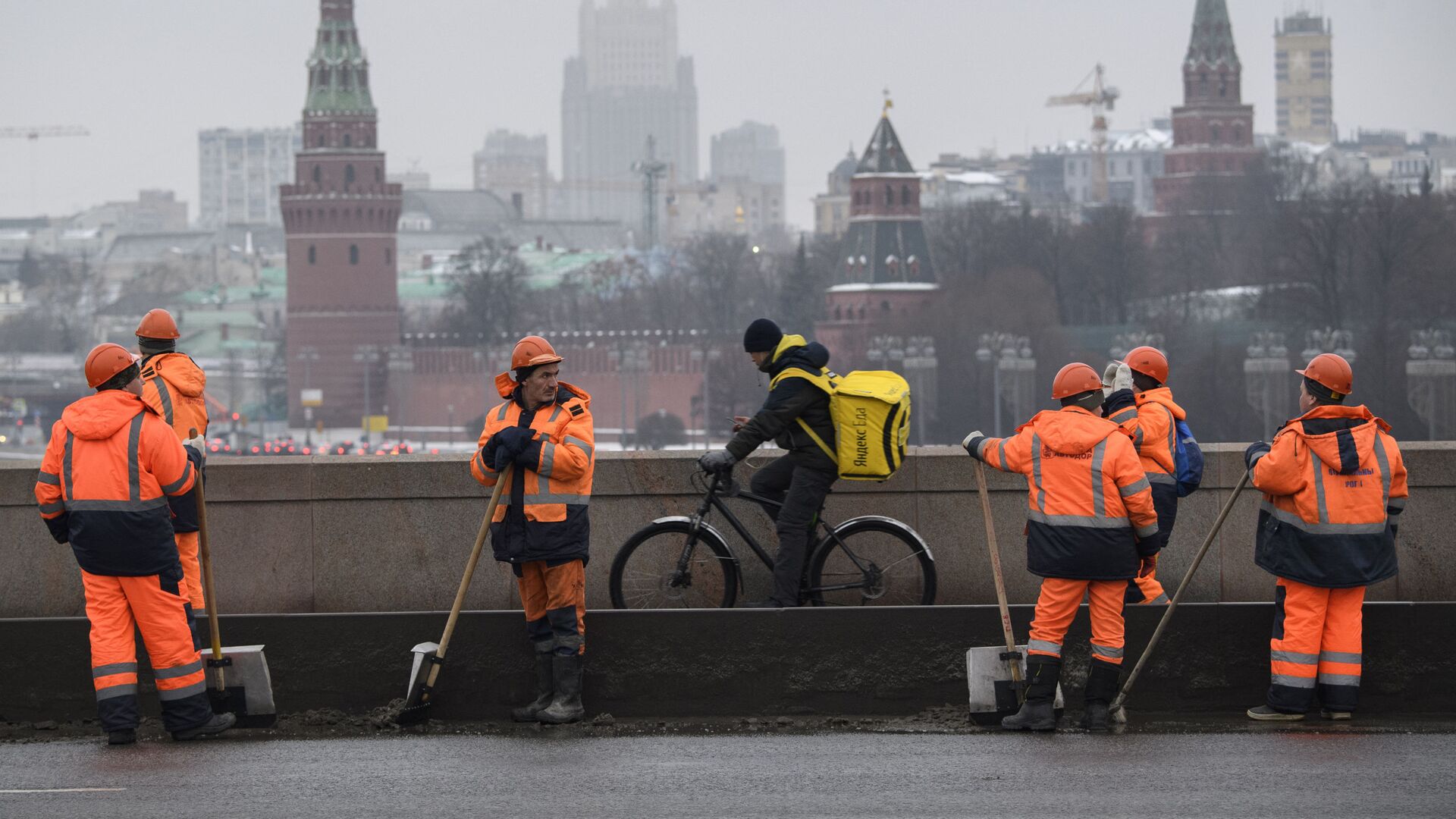 В Москве для мигрантов повысят стоимость трудовых патентов