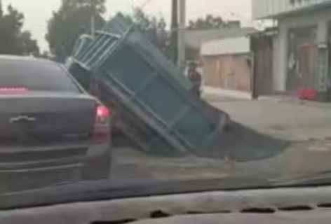 В Андижане грузовик наполовину провалился под землю — видео