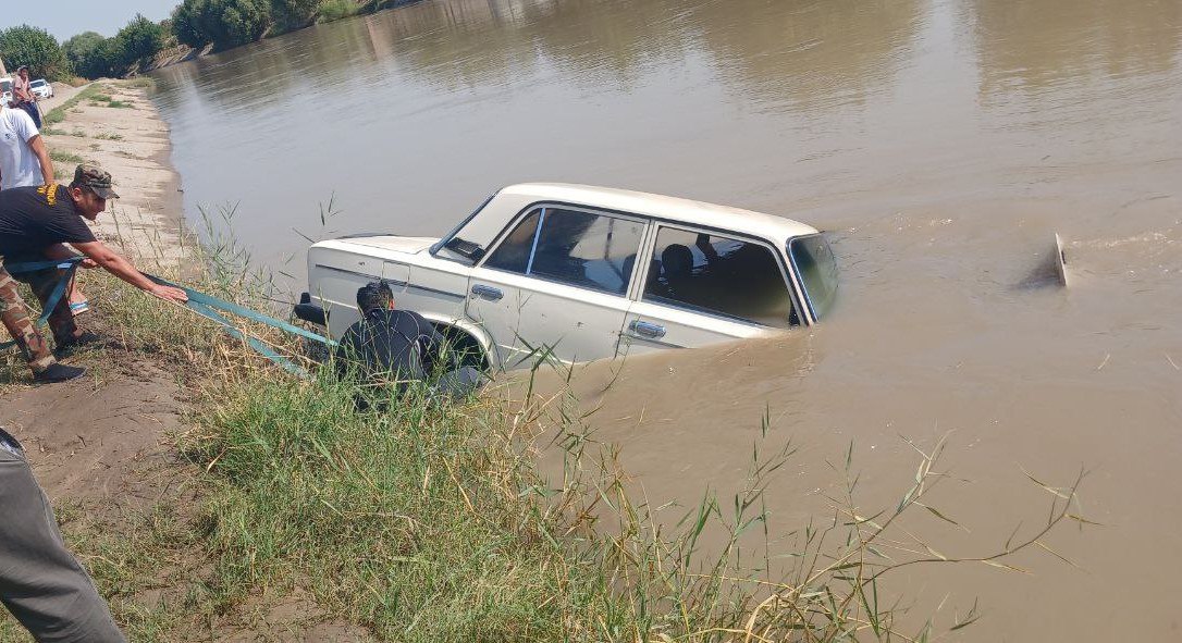 В Сурхандарьинской области автомобиль «ВАЗ» упал в водоканал