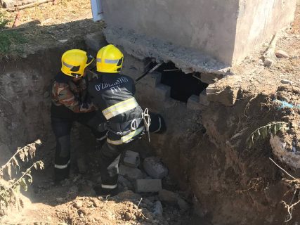 В Ташобласти маленькая девочка провалилась в уличный туалет