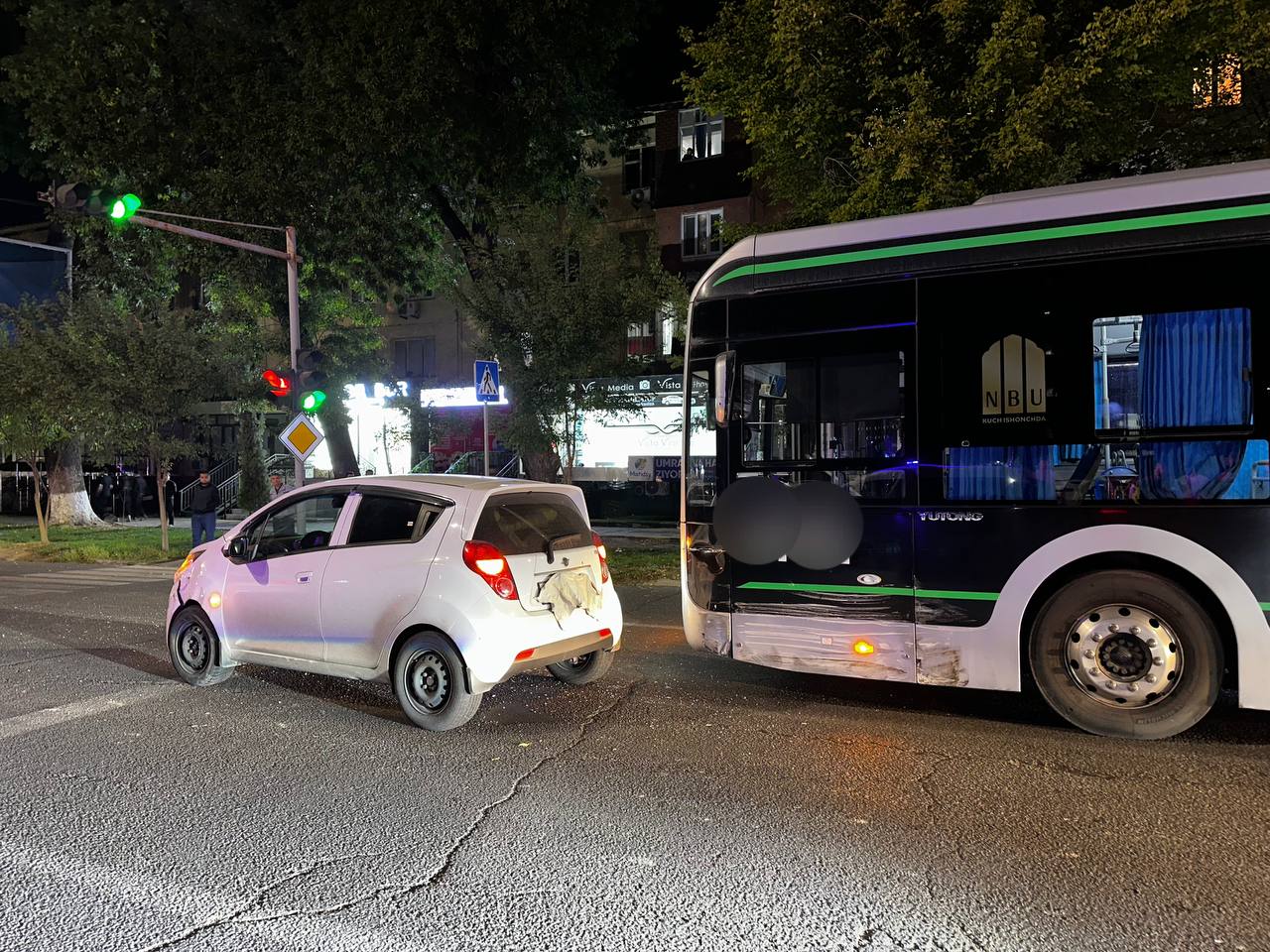 В Ташкенте столкнулись четыре автомобиля и автобус — видео