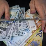 В Узбекистане продолжает падать доллар