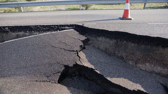 В Андижане автомобиль частично провалился под землю — видео