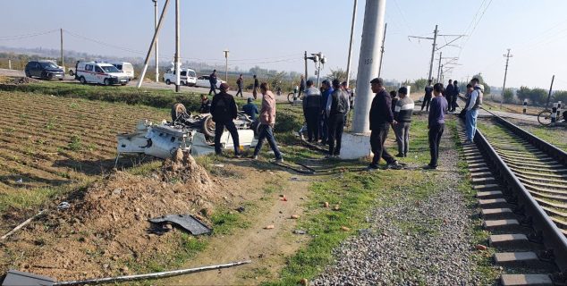 Поезд снес автомобиль Damas: водитель погиб на месте — видео