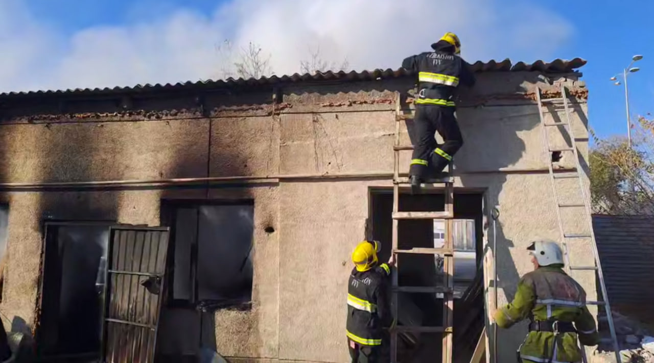 В Бухаре полностью сгорела мастерская мебели — видео