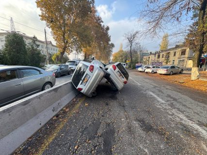 В Ташобласти автомобили Matiz наехали друг на друга и опрокинулись — видео