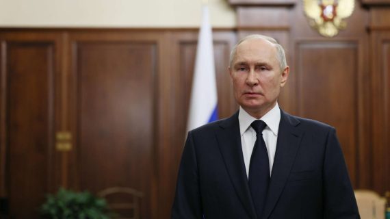 Путин наградил Севару Назархан и Фарруха Закирова орденами «Дружба»