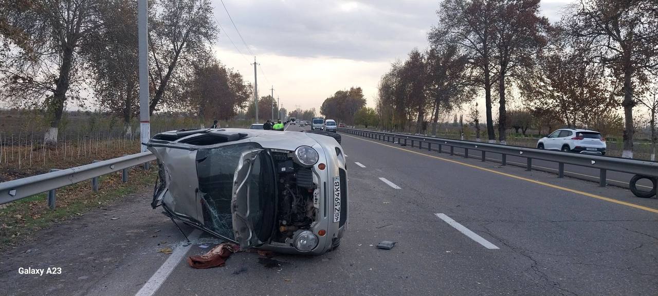 В Ташобласти Matiz перевернулся после ДТП с двумя автомобилями — видео