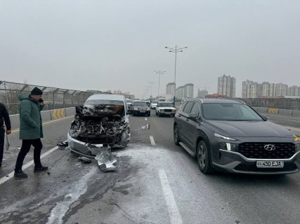 В Ташкенте после крупного ДТП загорелся Volkswagen — видео