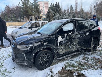 В Ташкенте на дороге столкнулись два автомобиля и автобус