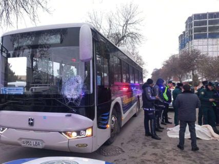 В Самарканде пассажирский автобус с лозунгом «Жизнь дороже скорости» насмерть сбил человека