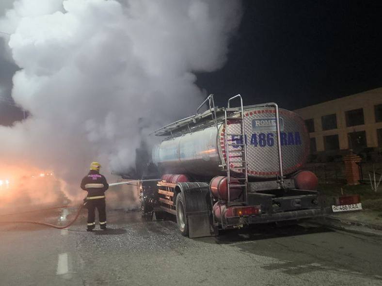 В Андижане прямо на дороге загорелся молоковоз