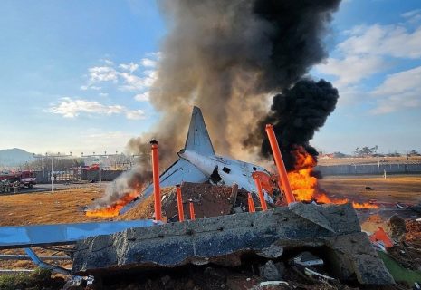 В Южной Корее рухнул самолет: несколько человек чудом удалось спасти — видео