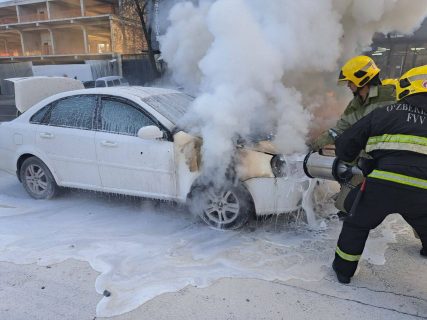 В Ташкенте на дороге сгорел автомобиль Lacetti — видео