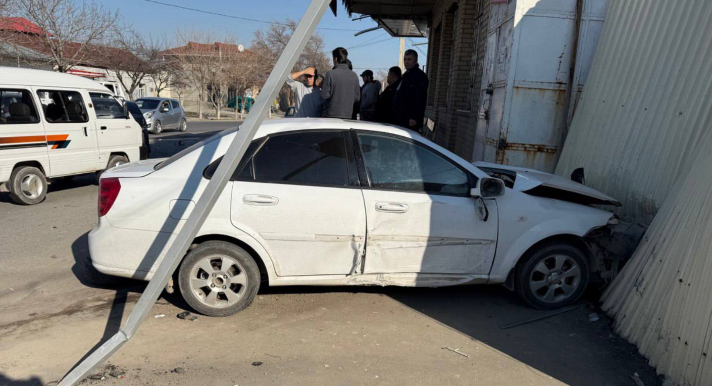 В Самарканде водитель Gentra сбил двух женщин на обочине дороги — видео 1 В Самарканде водитель Gentra сбил двух женщин на обочине дороги — видео