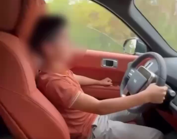 В Ташобласти мужчина посадил 13-летнего сына за руль автомобиля — видео 1 В Ташобласти мужчина посадил 13-летнего сына за руль автомобиля — видео