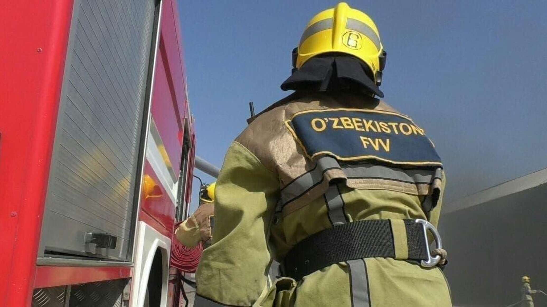 В Ташкентской области загорелись два смежных дома