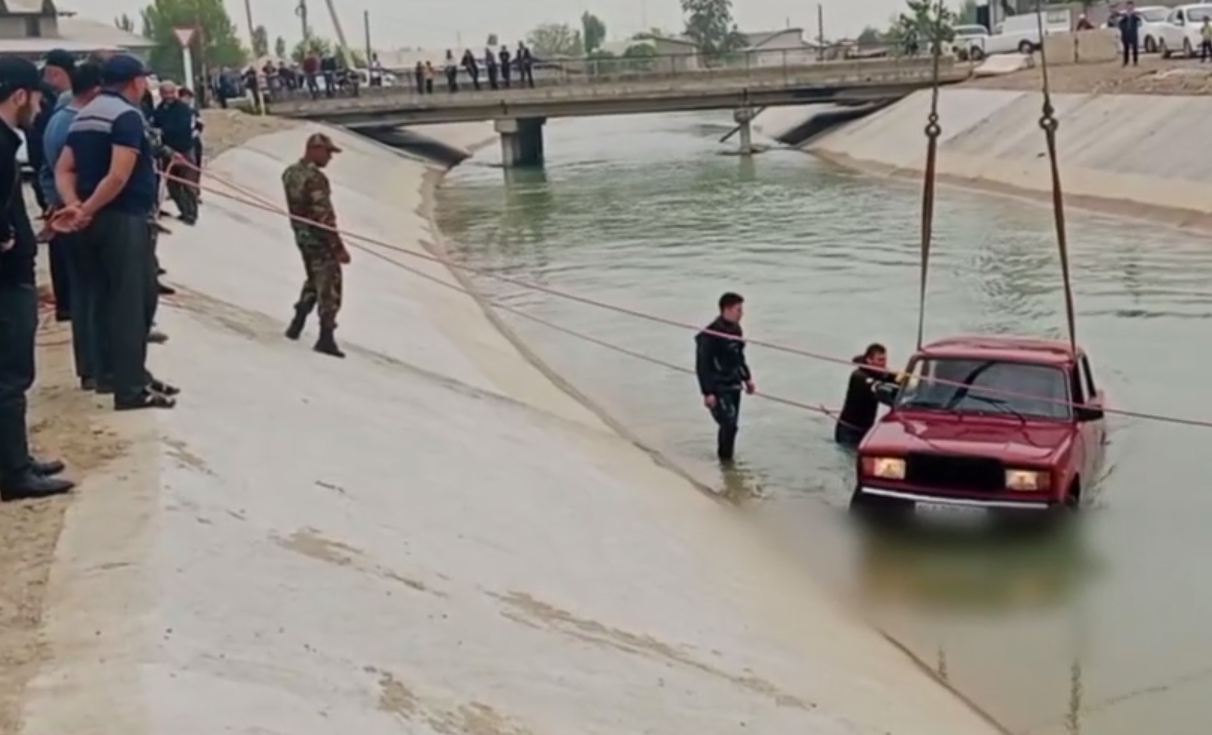 В Намангане водитель «Жигули» упал в водоканал — видео