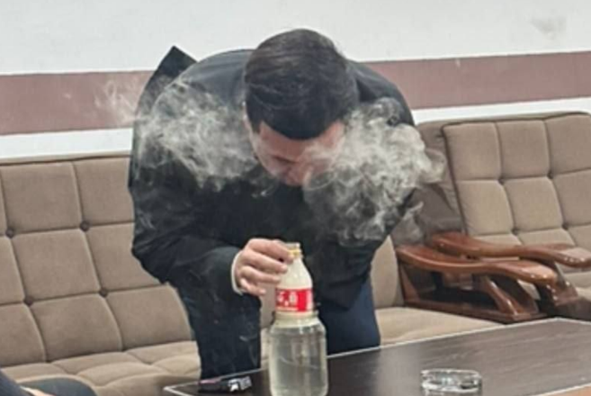 СМИ: В Андижанской области чиновник решил покурить гашиш в своем кабинете 1 СМИ: В Андижанской области чиновник решил покурить гашиш в своем кабинете