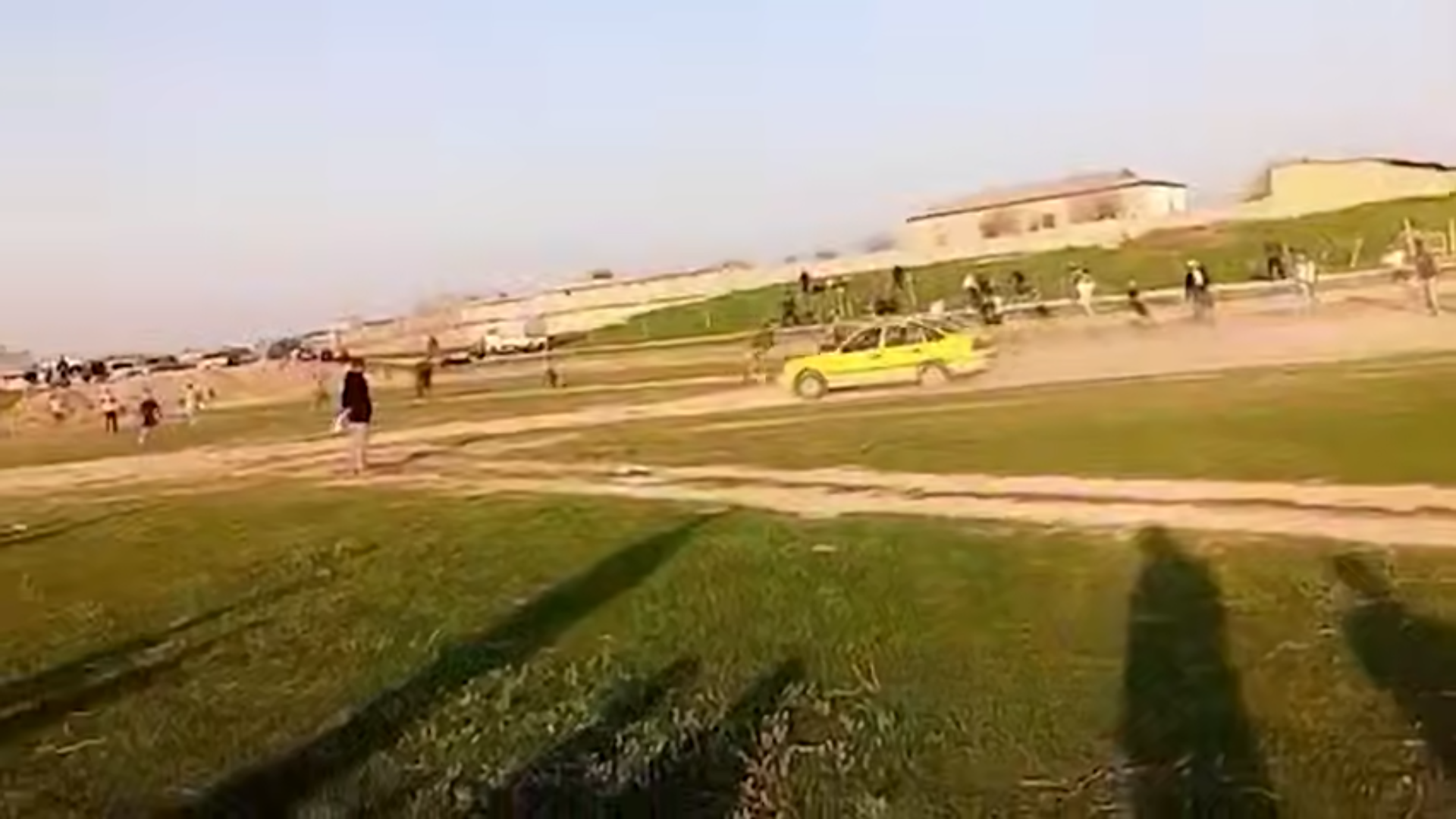 В Самарканде водитель Nexia пытался задавить людей на футбольном поле — видео 1 В Самарканде водитель Nexia пытался задавить людей на футбольном поле — видео
