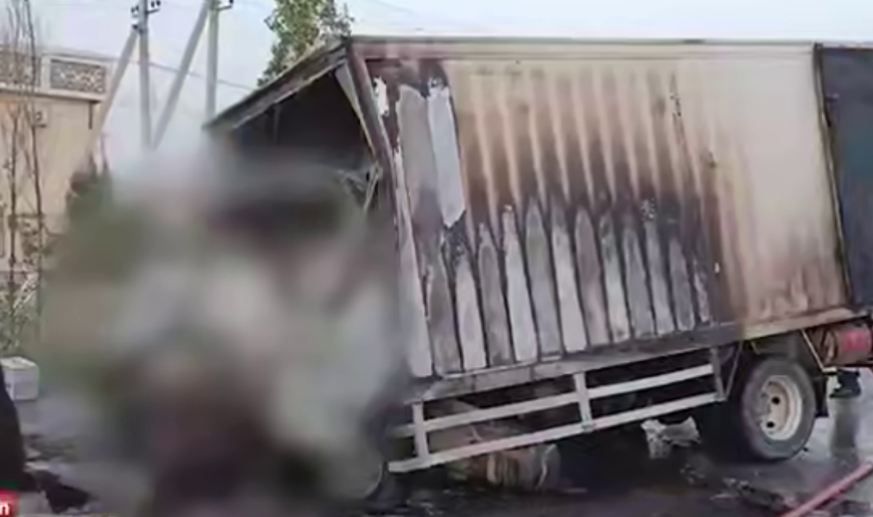В Ташкенте грузовик сгорел вместе с водителем и пассажиром внутри — видео 1 В Ташкенте грузовик сгорел вместе с водителем и пассажиром внутри — видео