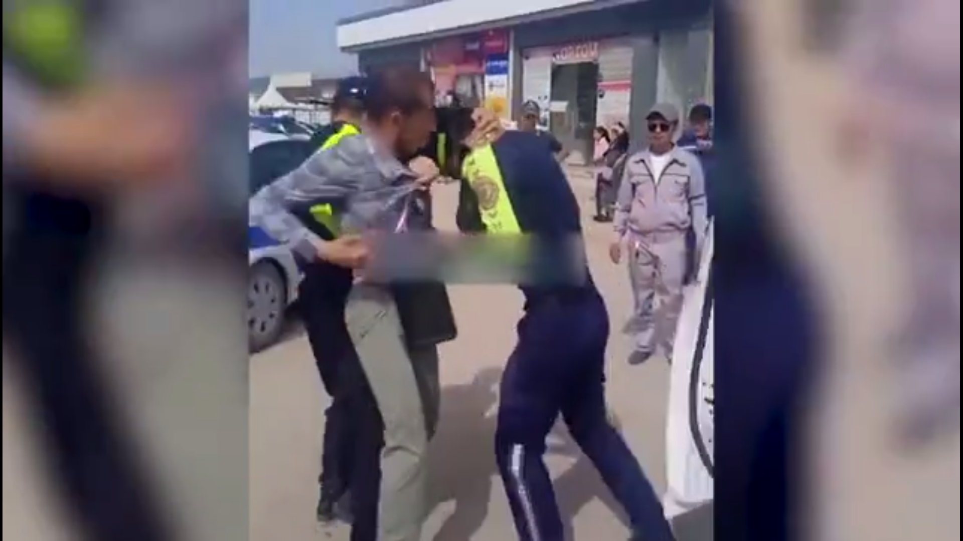 В Кашкадарье водитель устроил драку с сотрудниками ДПС — видео 1 В Кашкадарье водитель устроил драку с сотрудниками ДПС — видео