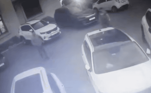 В Ташкенте мужчина угрожал ножом детям на улице — видео
