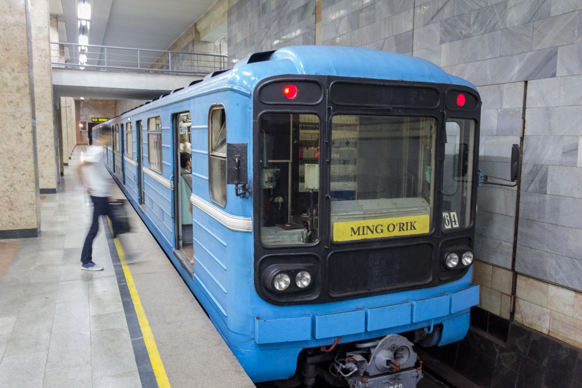 В метро Ташкента поезд с пассажирами застрял между станциями