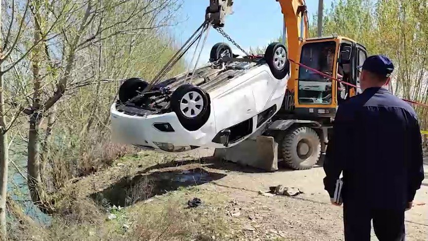 В Намангане школьница за рулем Spark упала в водоканал, ее сестра и мать погибли 1 В Намангане школьница за рулем Spark упала в водоканал, ее сестра и мать погибли