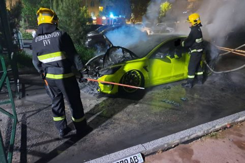 В Ташкенте нашли незнакомца, который поджег электромобиль Tesla 2 В Ташкенте нашли незнакомца, который поджег электромобиль Tesla
