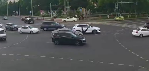 В Ташкенте автомобиль Tracker сбил сотрудника ДПС — видео 4 В Ташкенте автомобиль Tracker сбил сотрудника ДПС — видео