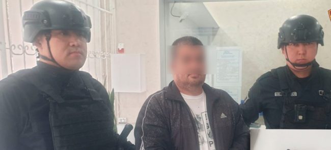 В Ташкенте мужчина с игрушкой наперевес пытался ограбить банк