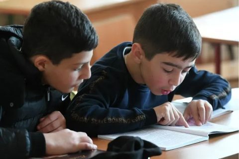 Rossiyada migrantlarning bolalarini rus tili imtihonidan yiqilganligi uchun deportatsiya qilish taklif qilindi