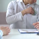 Только 12% врачей подтвердили коррупцию в медицине