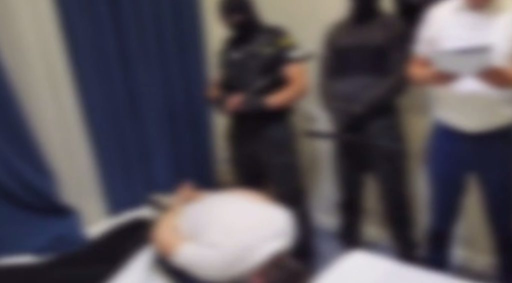 Erkaklar kameraga otirishadi Erkaklar kameraga otirishadi