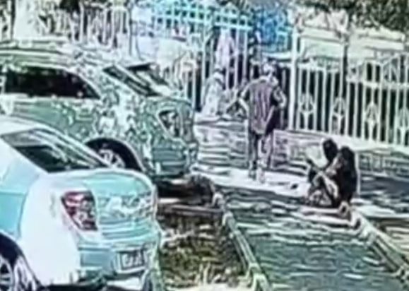 Mast otaning onasi qoshni toshakda uxlayotganda oz qizini eshakda sikayotgani haqidagi porno videola Bir yigit va kop ayollar porno video