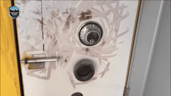 В Ташкенте парень разбил банкомат камнем, пытаясь его вскрыть