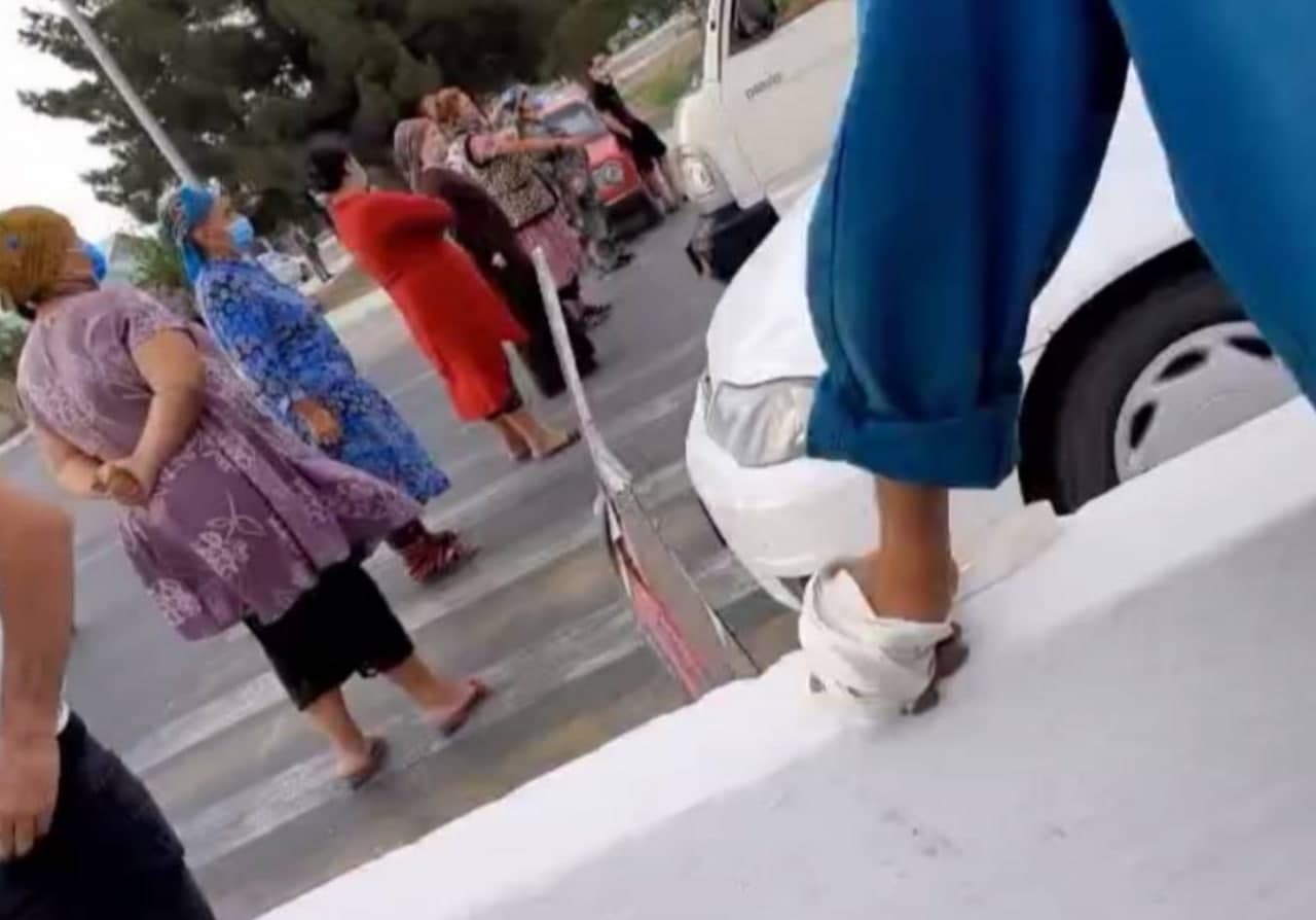 В Бухарской области женщины перекрыли дорогу в знак протеста — видео