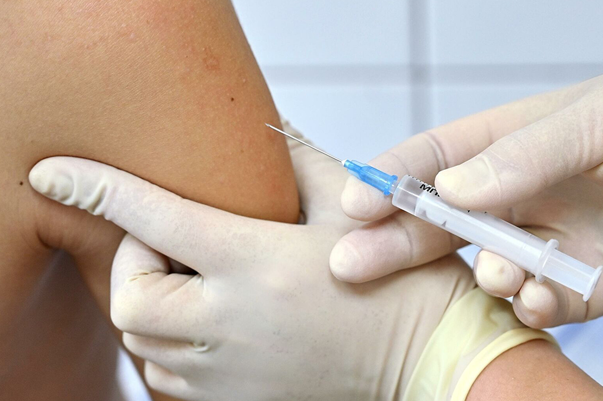 Российский эксперт объяснил примагничивание металла к месту вакцинации