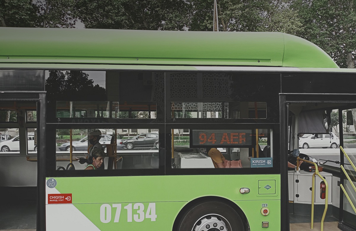 Водителя автобуса уволили за использование мобильного телефона за рулём