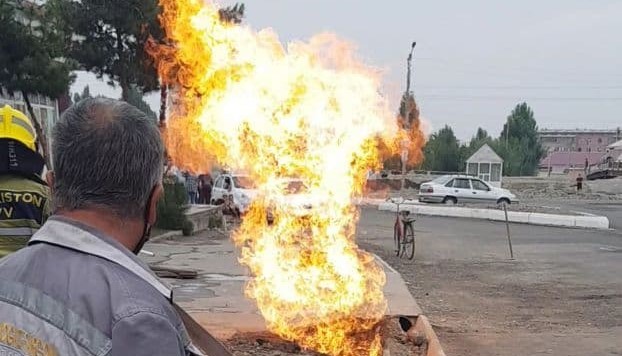 В Фергане произошел пожар из-за взрыва газопровода — видео