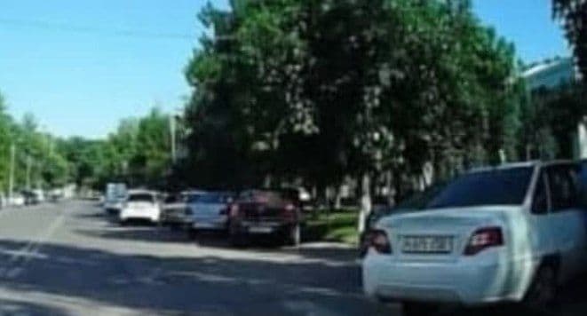 В Ташкенте сотрудник УВД припарковался в неположенном месте