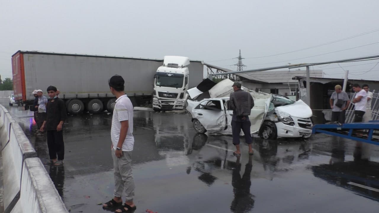 В Андижанской области припаркованный автомобиль попал под удар грузовика